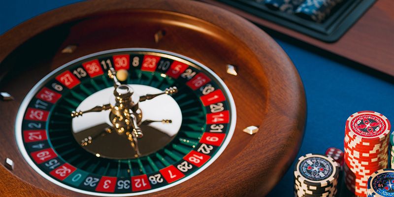 Roda de roleta, mesa e fichas